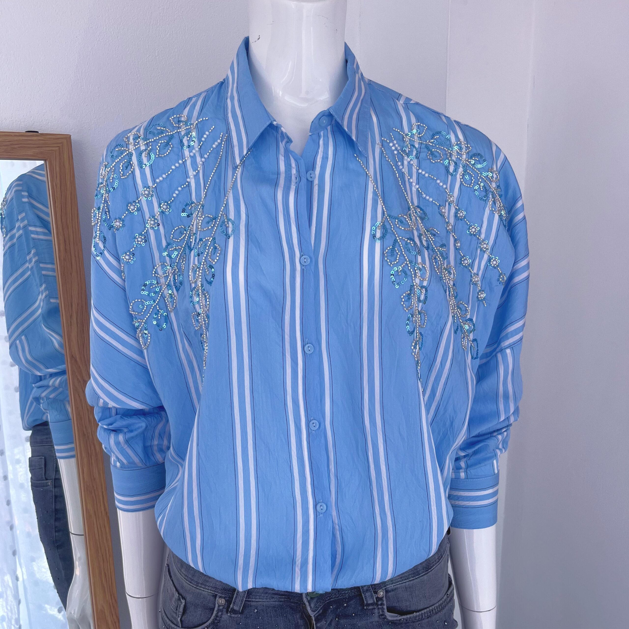 Blusa Celeste Rayada con Aplicaciones Brillantes