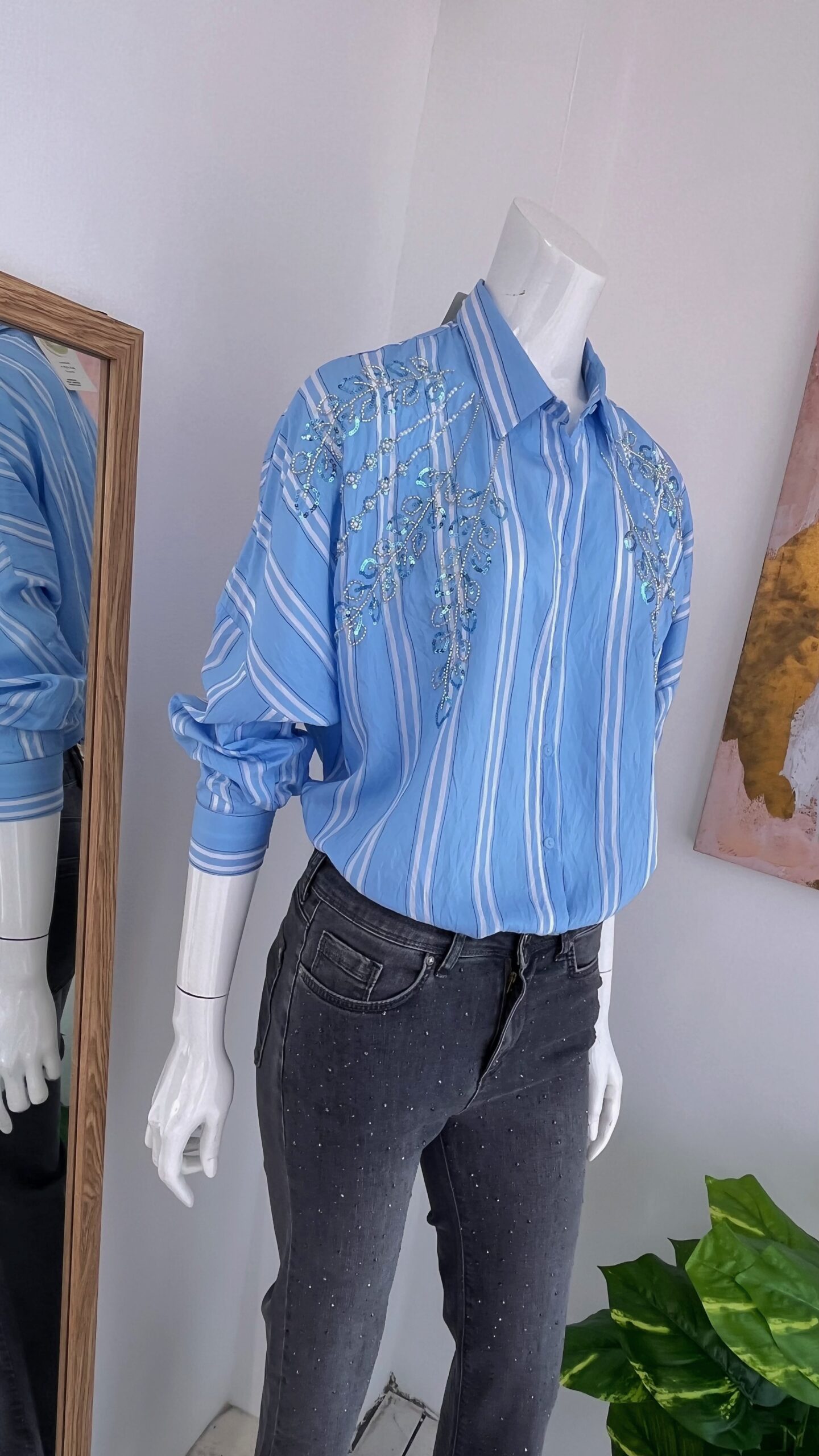 Blusa Celeste Rayada con Aplicaciones Brillantes - Imagen 2