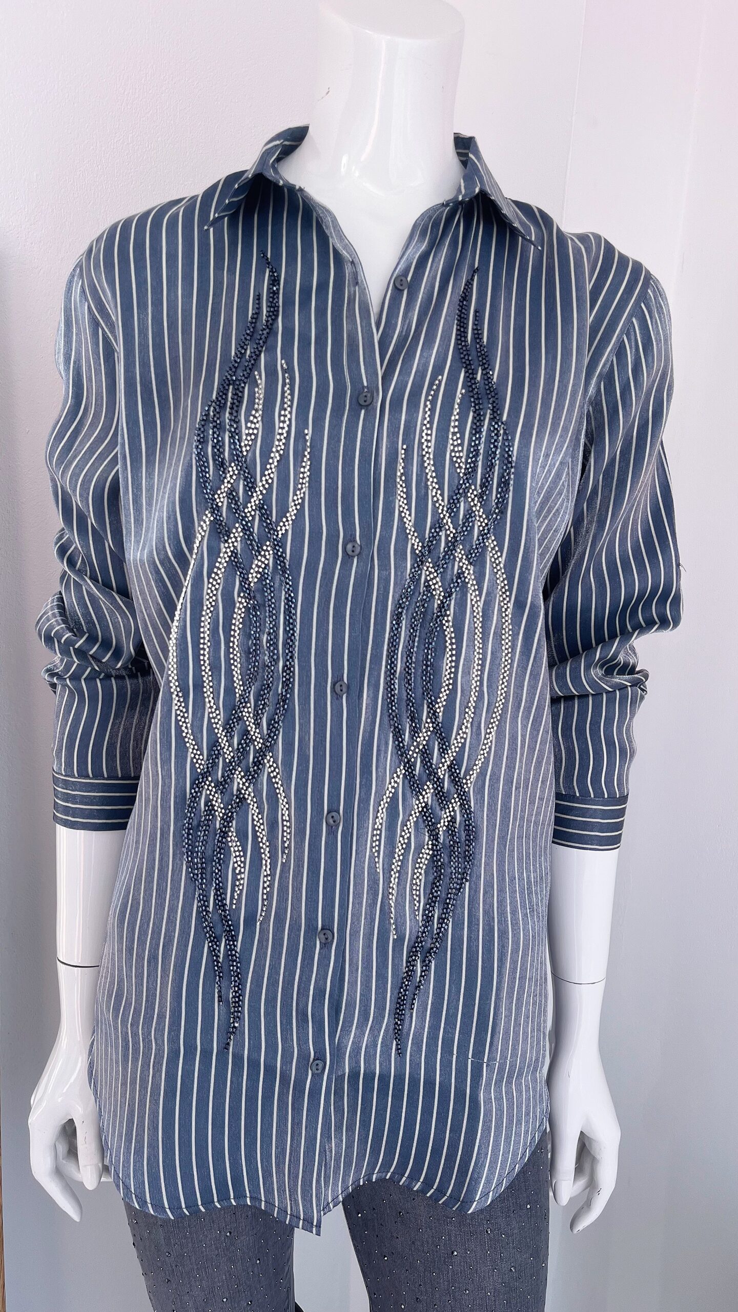 Blusa Rayada Azul con Aplicaciones en Brillos - Imagen 6