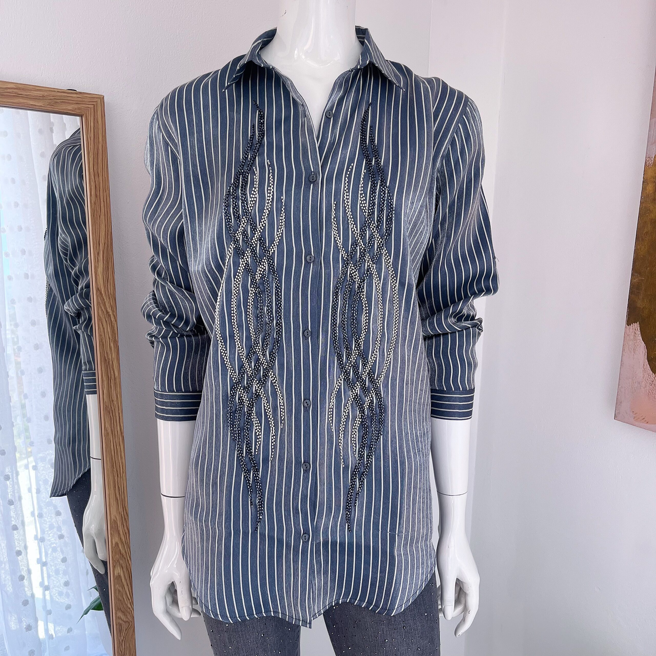 Blusa Rayada Azul con Aplicaciones en Brillos - Imagen 4