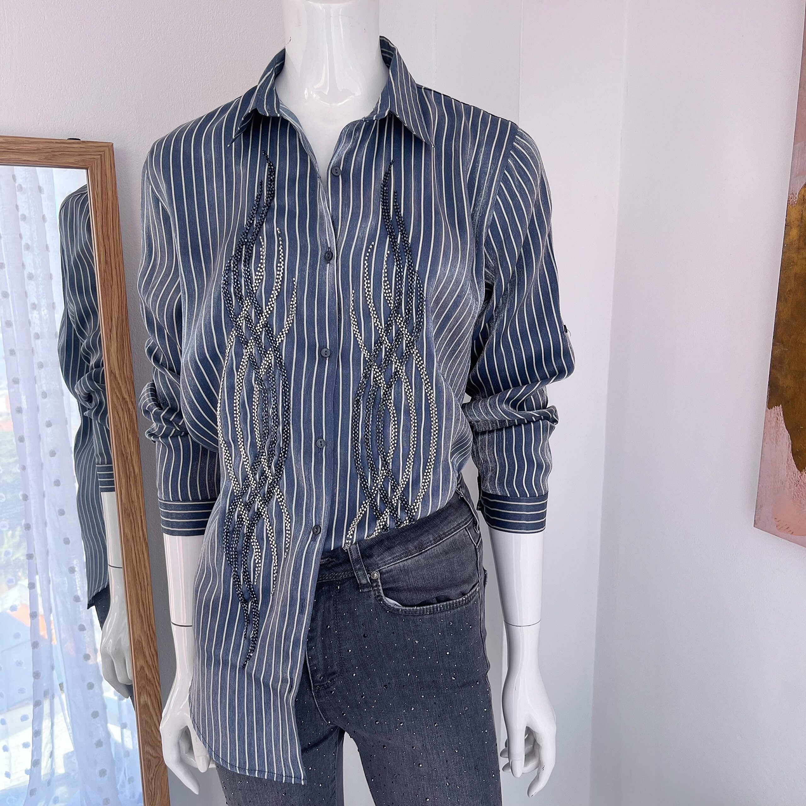 Blusa Rayada Azul con Aplicaciones en Brillos