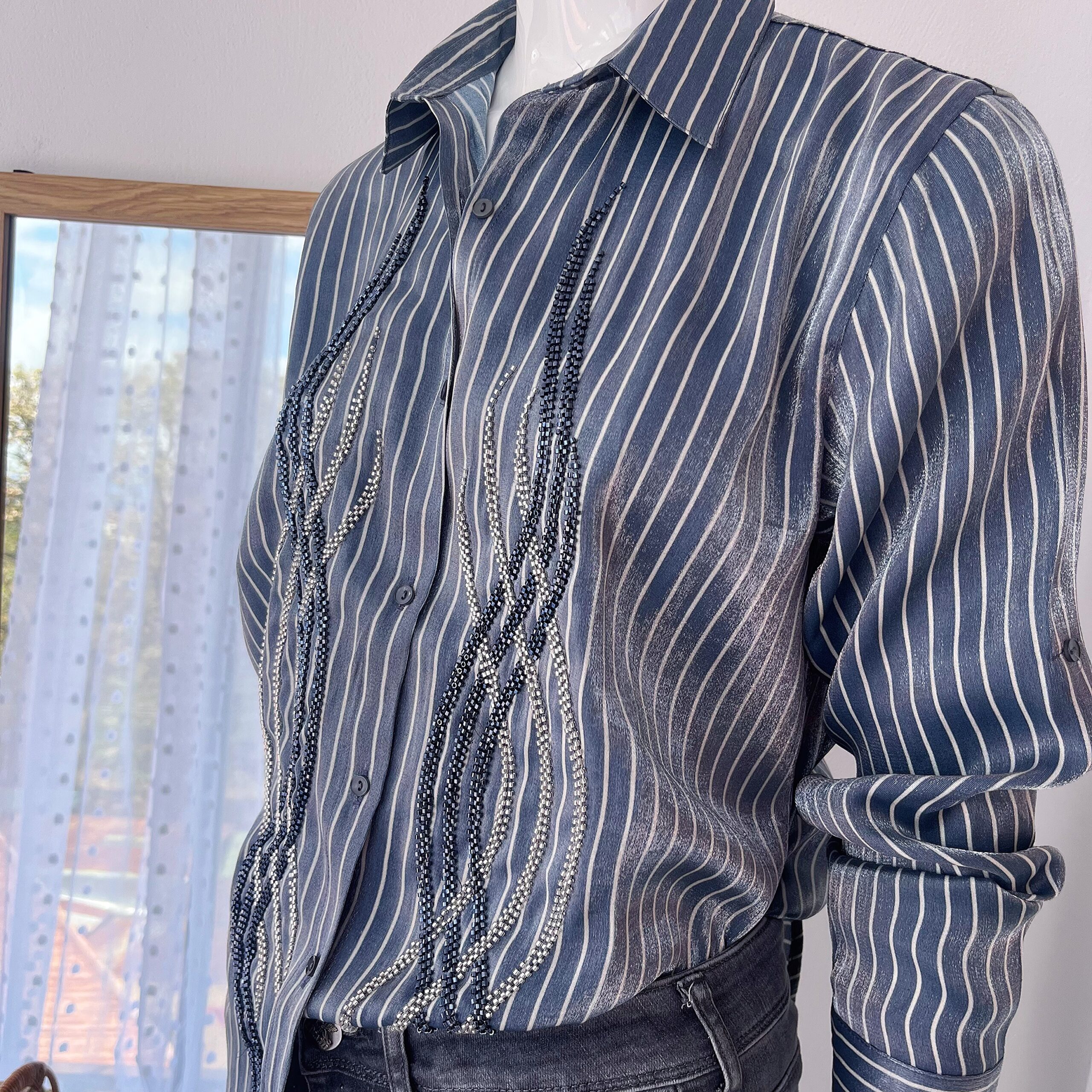 Blusa Rayada Azul con Aplicaciones en Brillos - Imagen 2