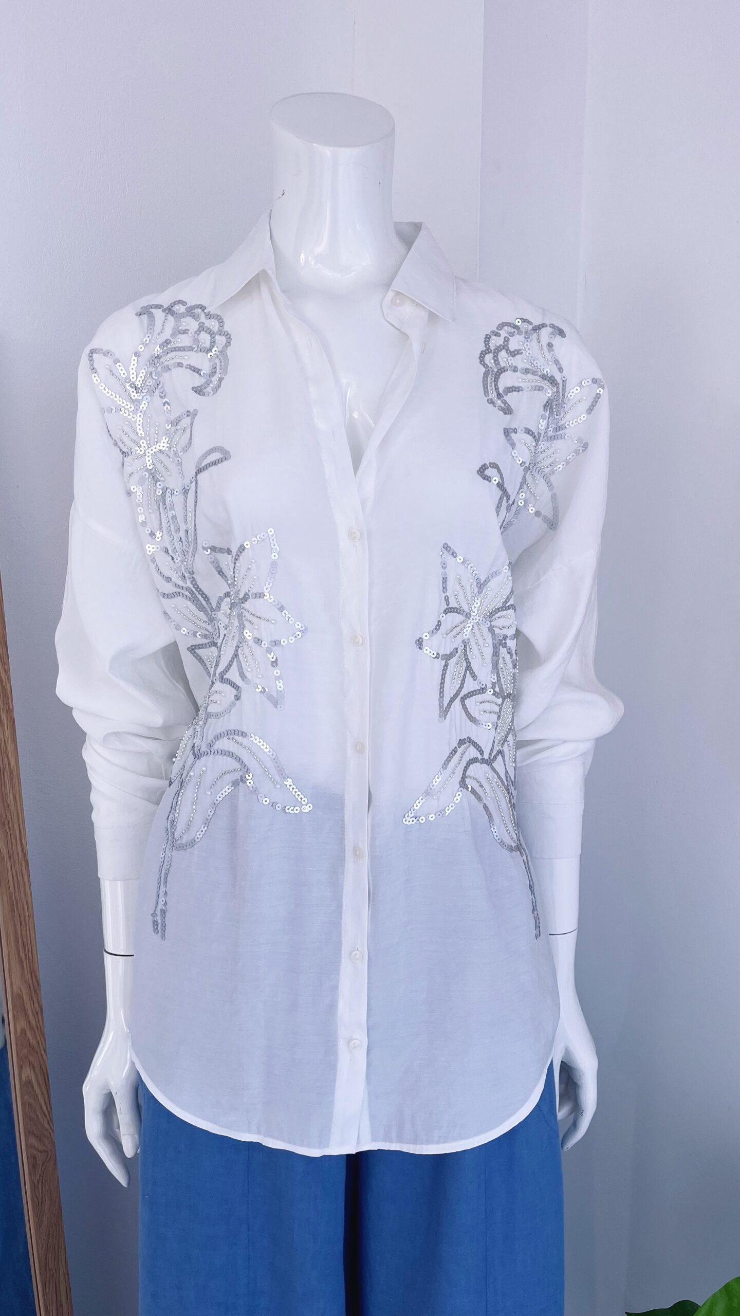 Blusa Blanca con Flores Plateadas Bordadas - Imagen 5