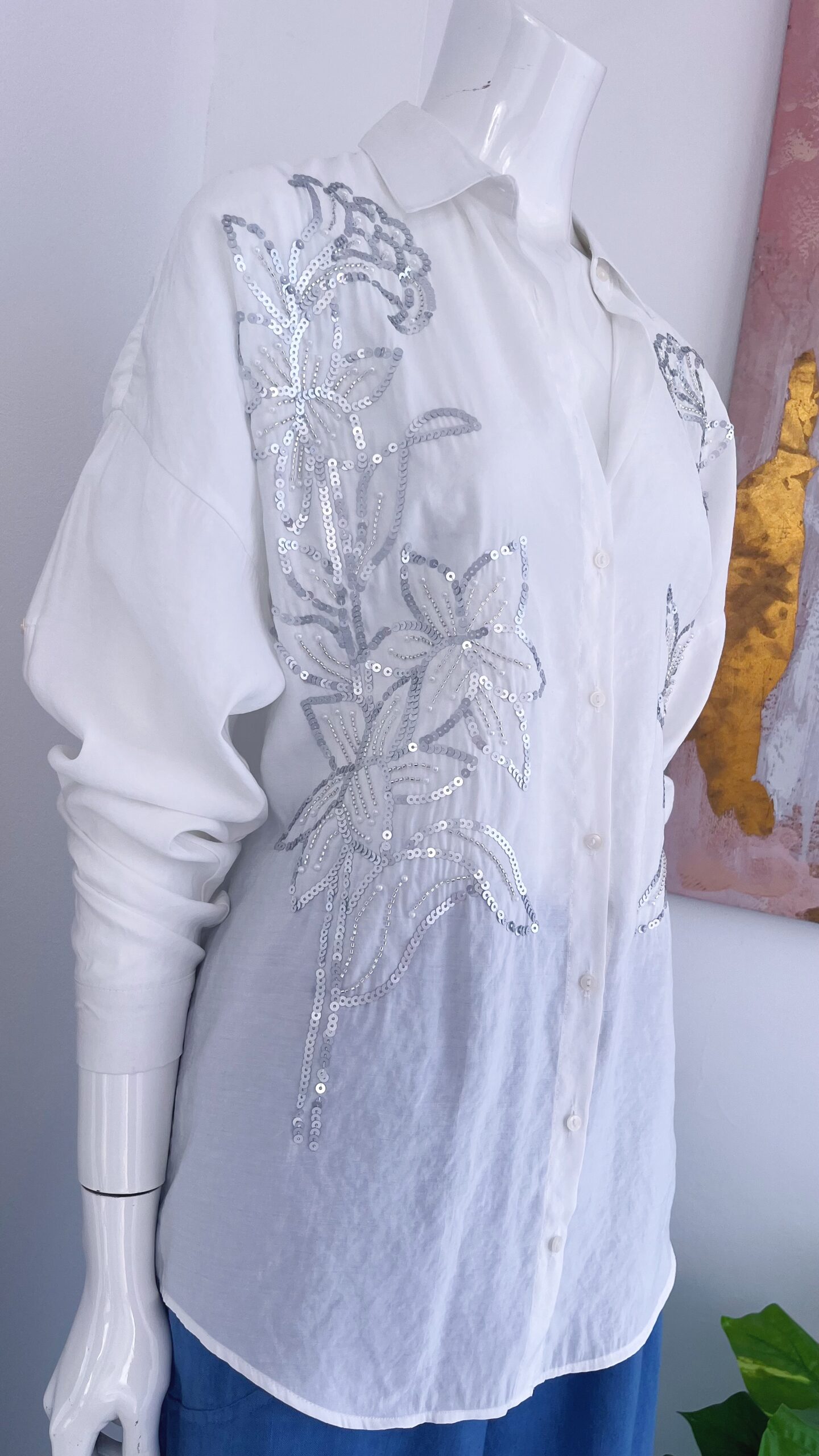 Blusa Blanca con Flores Plateadas Bordadas - Imagen 4