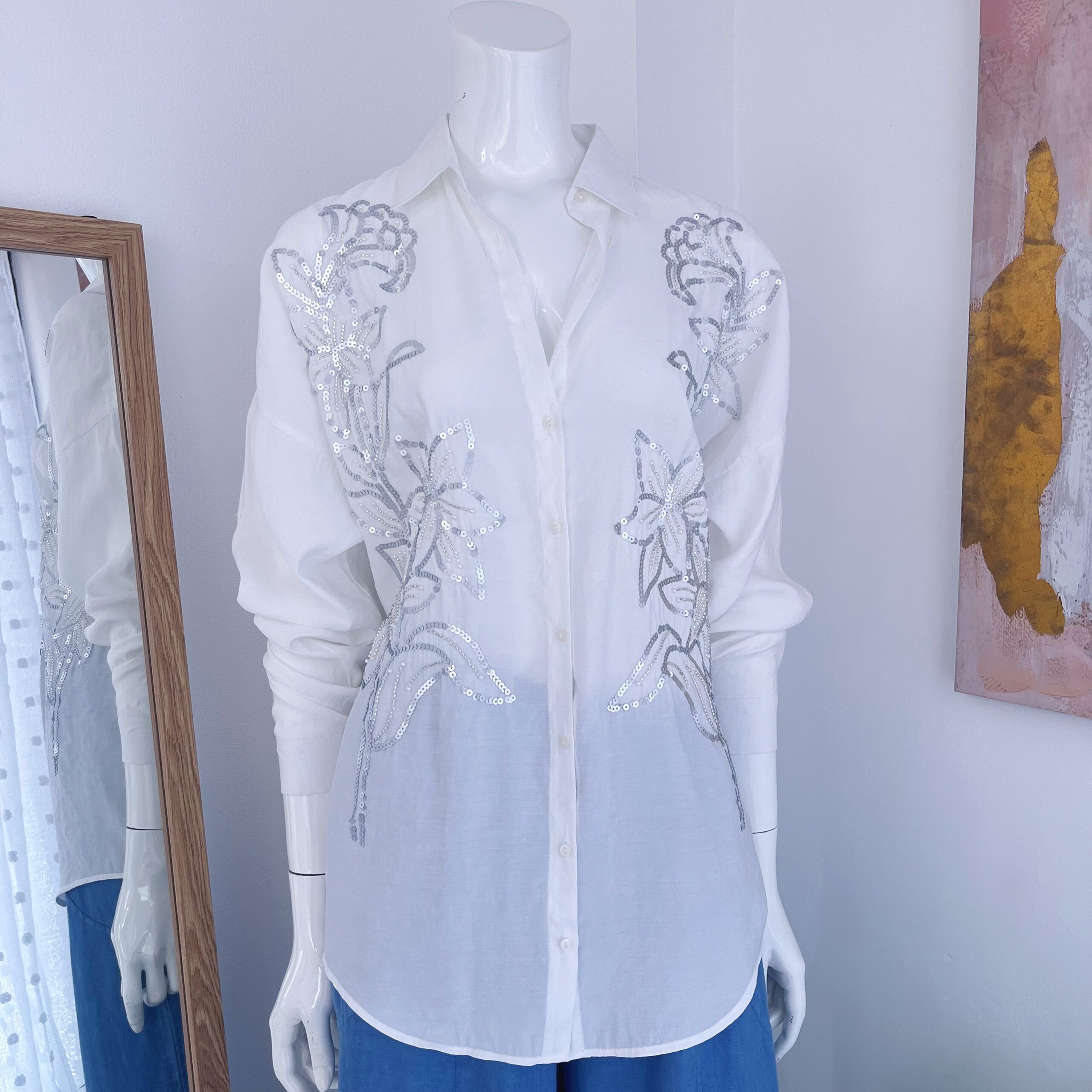 Blusa Blanca con Flores Plateadas Bordadas - Imagen 3