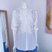 Blusa Blanca con Flores Plateadas Bordadas