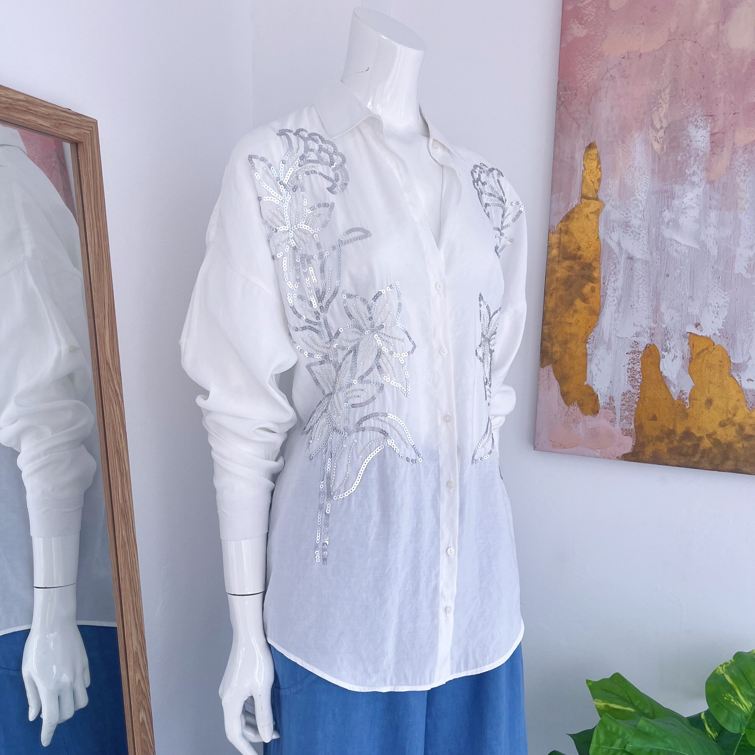 Blusa Blanca con Flores Plateadas Bordadas - Imagen 2