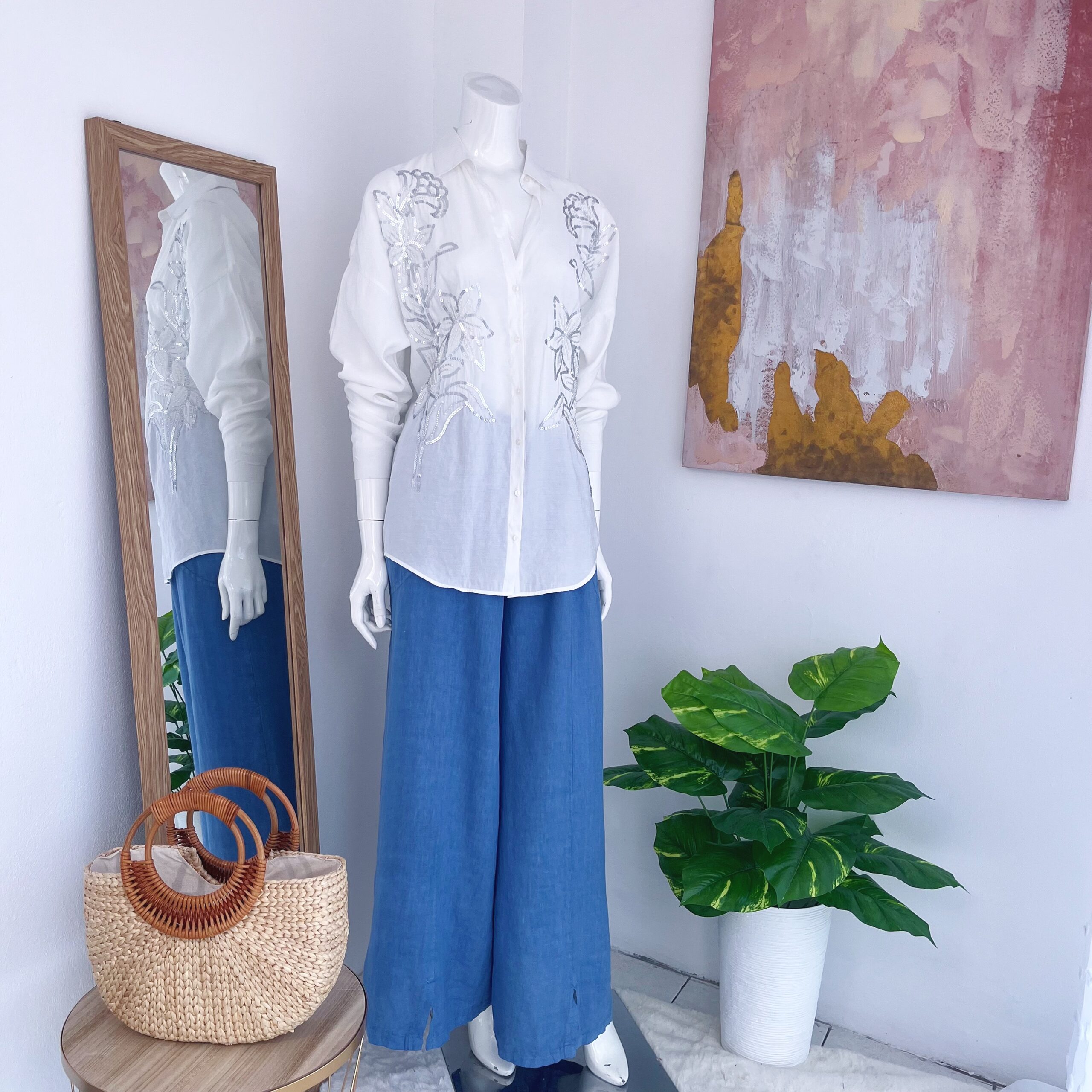 Blusa Blanca con Flores Plateadas Bordadas - Imagen 6