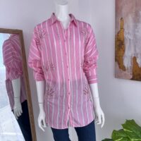 Blusa Rosada Rayas Talla Única con Bordado Floral y Aplicaciones de Perlas | Tienda Altiva Costa Rica
