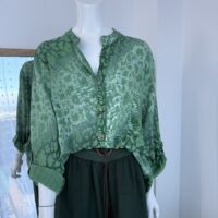 Blusa Verde Estampada Talla Única con Diseño Orgánico y Botonadura Frontal | Tienda Altiva Costa Rica