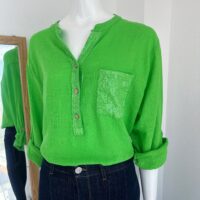 Blusa Verde Lima Talla Única con Detalle de Lentejuelas y Bolsillo Decorativo | Tienda Altiva Costa Rica