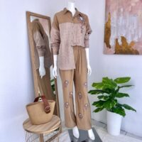 Conjunto Camel con Blusa RayaS Bordada y Pantalón  | Tienda Altiva Costa Rica