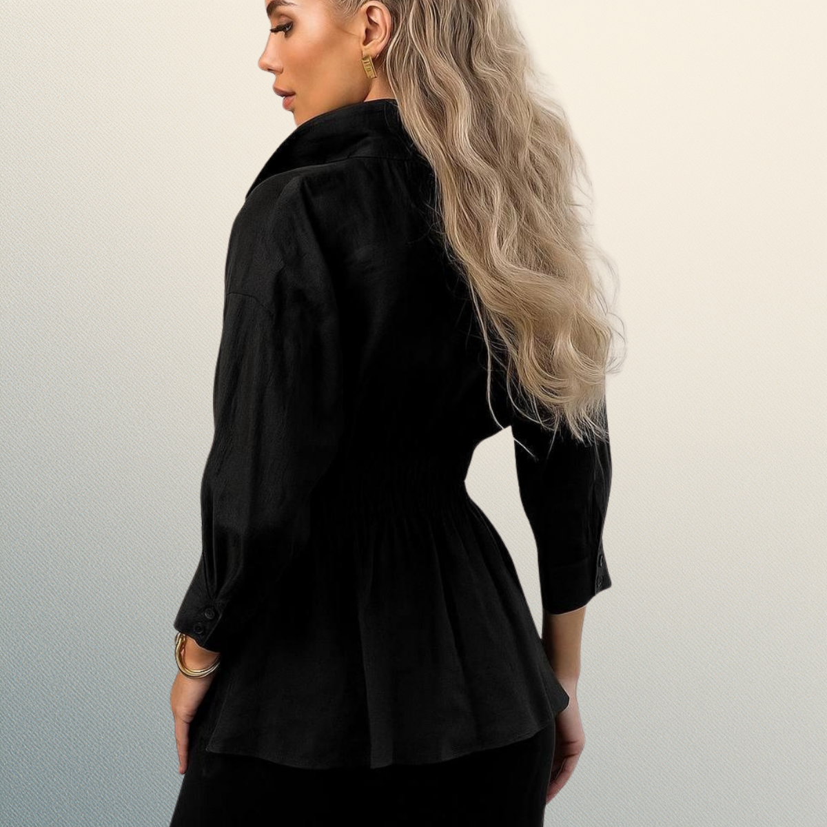 Blusa Negra Estructurada con Corte Entallado - Imagen 2