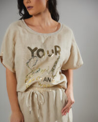 Blusa de Lino Italiano con Estampado Tipográfico · Arena