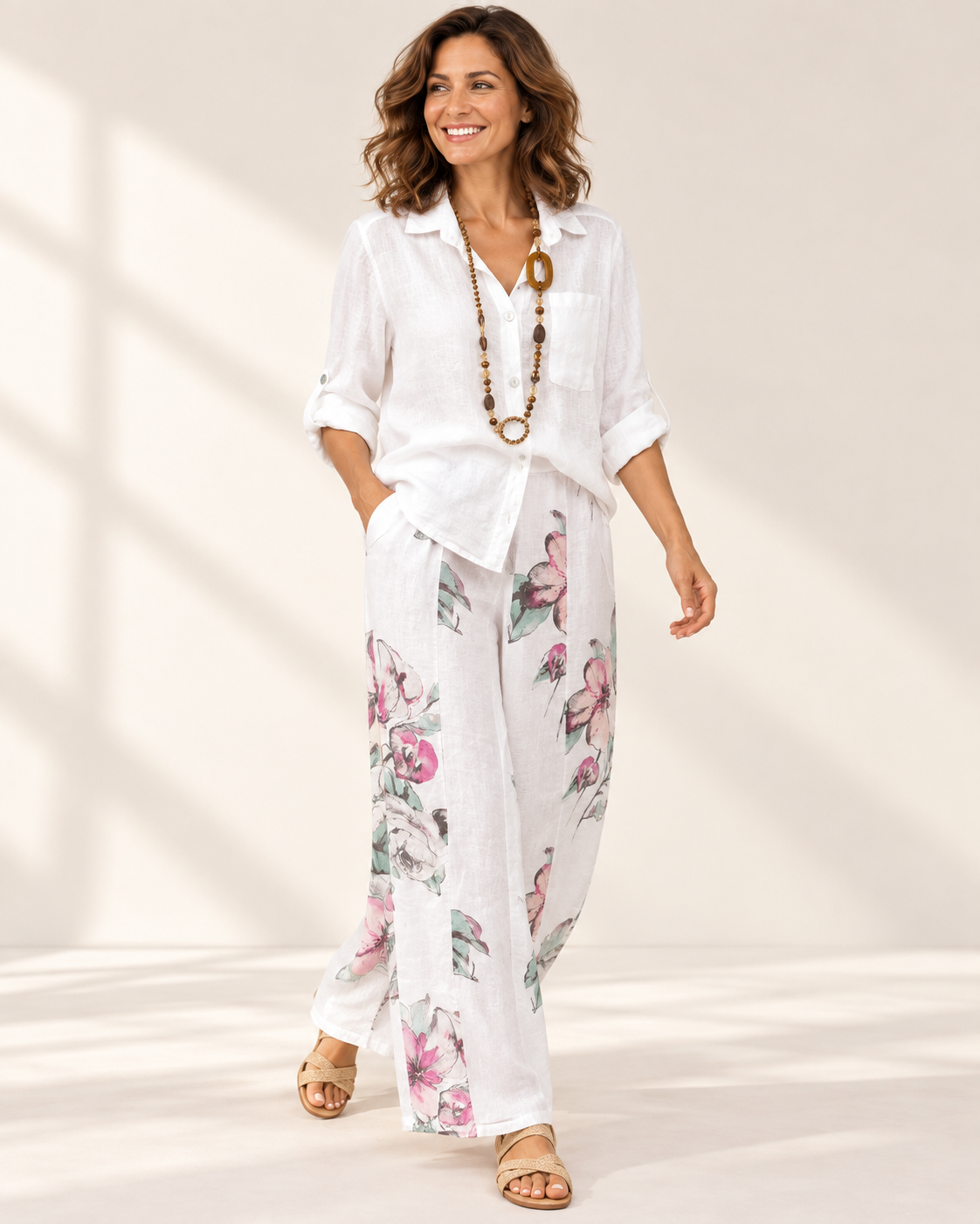 Blusa blanca pantalon floral, colección ALTIVA Costa Rica