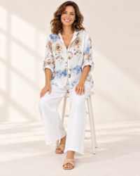 Chaqueta floral pantalon blanco, colección ALTIVA Costa Rica