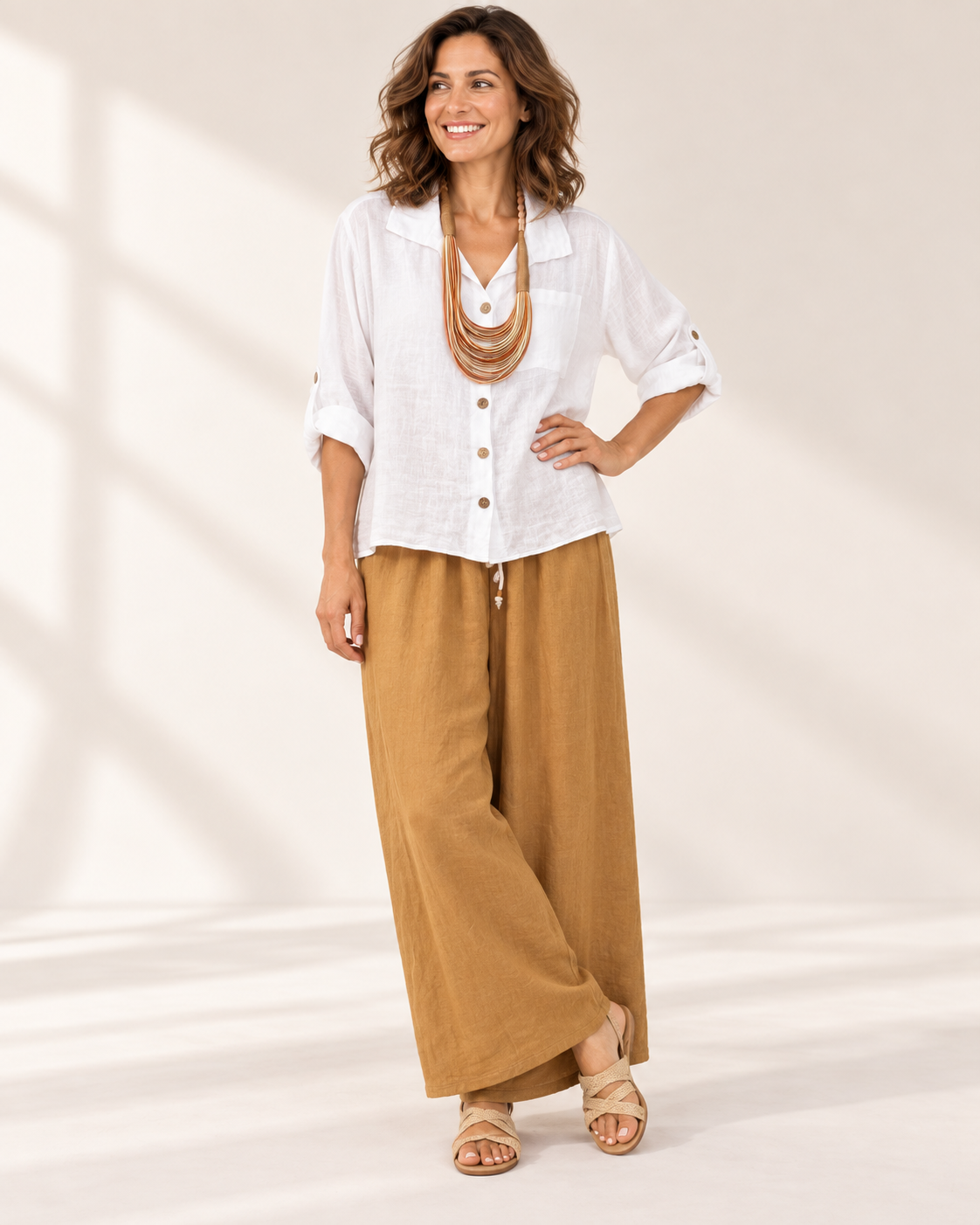 Blusa blanca lazo pantalon camel, colección ALTIVA Costa Rica