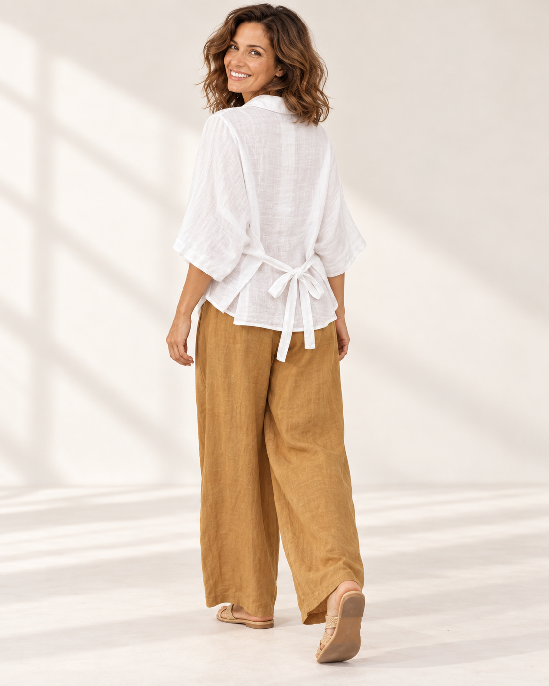 Blusa blanca vista espalda, colección ALTIVA Costa Rica