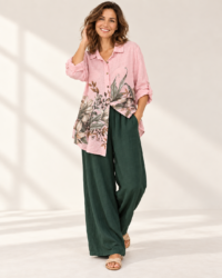 Blusa rosa botanica pantalon verde, colección ALTIVA Costa Rica