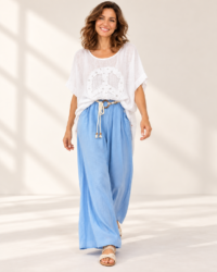 Blusa blanca paz pantalon celeste, colección ALTIVA Costa Rica