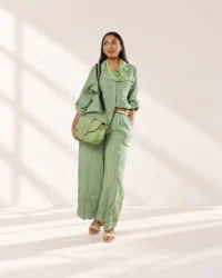 Pantalón de Lino Italiano con Botonadura Decorativa · Verde Salvia