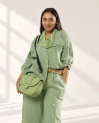 Camisa de Lino Italiano con Bordado Inglés · Verde Salvia