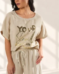 Blusa de Lino Italiano con Estampado Tipográfico · Arena
